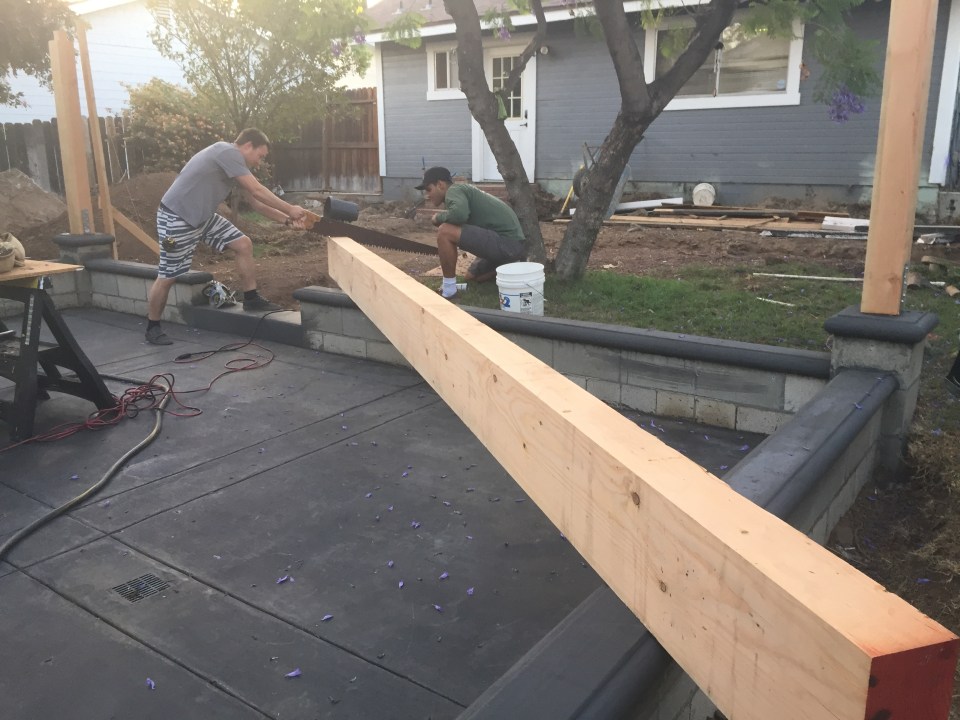 Lumberjacks, Kevin & Dan. Placing the first supporting beam up.